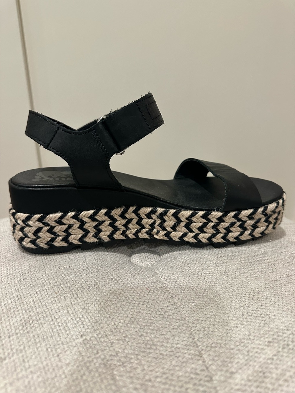 Sorel size 8 “Cameron” flatform sandal with black and natural base - Picture 2 of 11